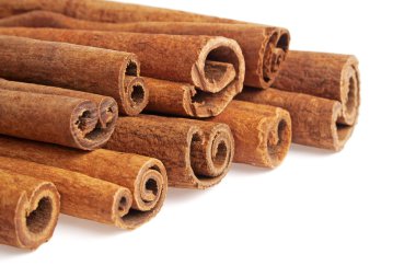 Tarçın çubukları beyaz arkaplanda izole