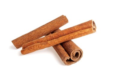 Tarçın çubukları beyaz arkaplanda izole edilmiş.