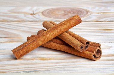 Ahşap arka plan üzerinde izole tarçın