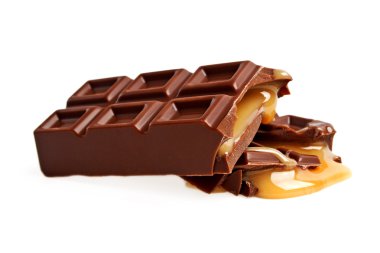 Beyaz arka plan üzerinde izole karamelli çikolata bar