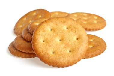 Beyaz arkaplanda izole edilmiş kraker kurabiyeleri