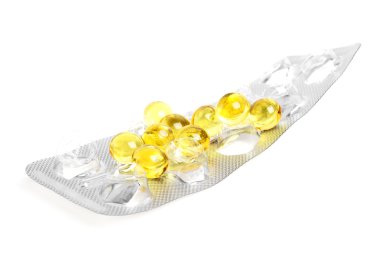 Omega 3 jel kapsül beyaz bir arka plan üzerinde morina karaciğeri yağı
