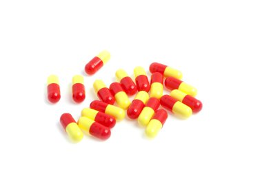 Beyaz bir arka plan üzerinde renkli hapları 