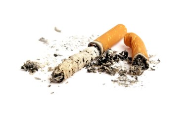 sigara izmaritleri beyaz zemin üzerine izole ash ile