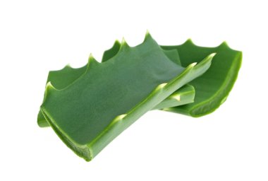 Aloe vera yaprağı ve beyaz zemin üzerine dilimler