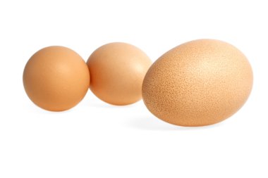 Beyaz arkaplanda yalıtılmış yumurtalar