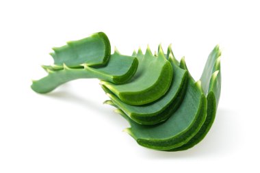 Aloe vera yaprağı ve beyaz zemin üzerine dilimler