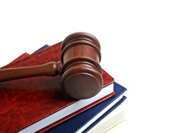 Tahta tokmak ve beyaz arka plan üzerinde izole kitap