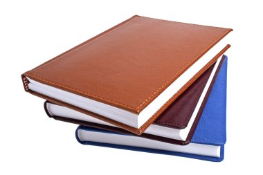 Beyaz bir arka plan üzerinde renkli kitaplar