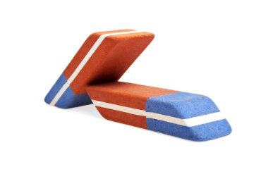 Beyaz arka plan üzerinde izole iki silgi