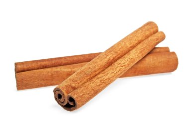 Tarçın beyaz arkaplanda izole edildi