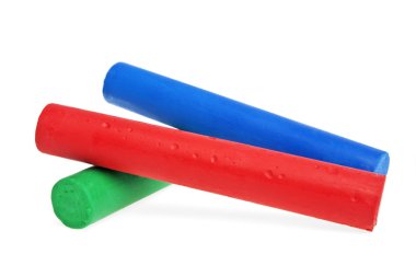 Beyaz bir arka plan üzerinde renkli tebeşirler