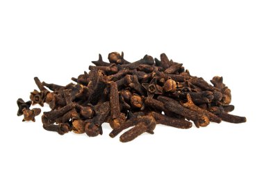 Karanfiller beyaz arkaplanda izole edilmiş