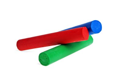 Beyaz bir arka plan üzerinde renkli tebeşirler