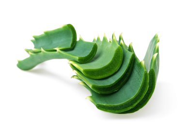 Aloe vera yaprağı ve beyaz zemin üzerine dilimler