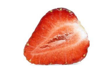 Çileğin yarısı beyaz arkaplanda izole edilmiş