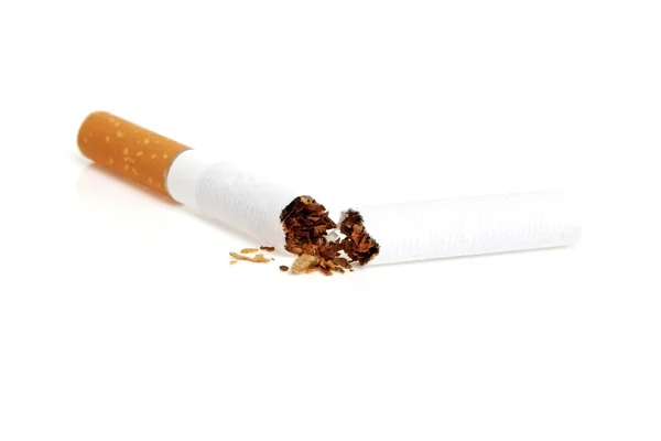 Kaputte Zigarette isoliert auf weißem Hintergrund — Stockfoto