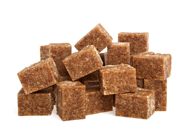 하얀 배경에 붙어 있는 갈색 설탕 — 스톡 사진