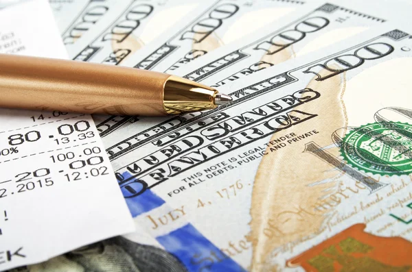 Concepto de negocio: dinero, bolígrafo y cupón de efectivo — Foto de Stock