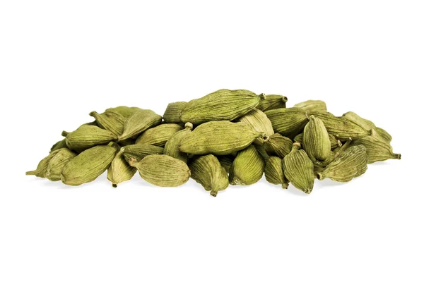 Heap de sementes de cardamomo isoladas sobre fundo branco — Fotografia de Stock