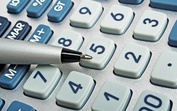 Concepto de negocio, pluma y teclado calculadora — Foto de Stock