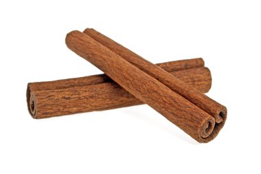 Tarçın çubukları beyaz arkaplanda izole edilmiş.