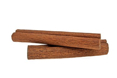 Tarçın çubukları beyaz arkaplanda izole edilmiş.