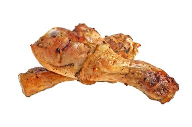 Beyaz arka planda ızgara tavuk bacağı.