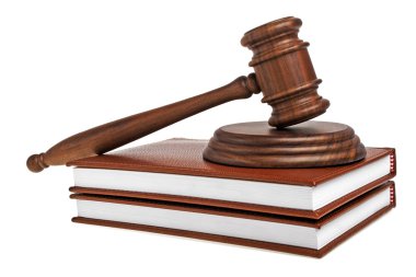 Tahta tokmak ve beyaz zemin üzerine kitaplar