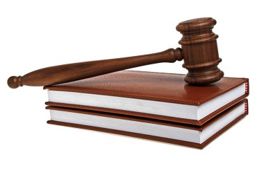 Tahta tokmak ve beyaz zemin üzerine kitaplar