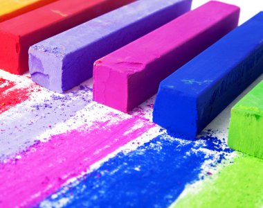 Beyaz arka plan üzerinde renkli tebeşir pastel