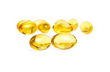 Beyaz arka plan üzerinde gelen balık yağı Omega 3 kapsülleri