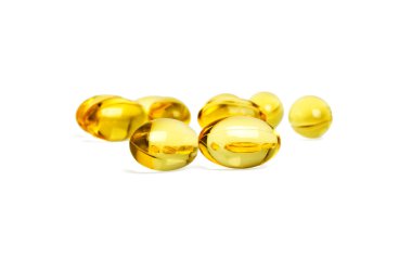 Beyaz arka plan üzerinde gelen balık yağı Omega 3 kapsülleri