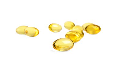 Beyaz arka plan üzerinde gelen balık yağı Omega 3 kapsülleri