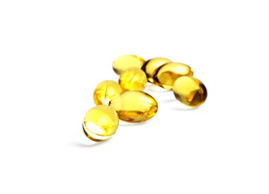 Beyaz arka plan üzerinde gelen balık yağı Omega 3 kapsülleri
