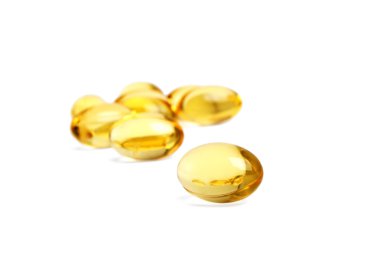Beyaz arka plan üzerinde gelen balık yağı Omega 3 kapsülleri