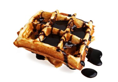 Taze pişmiş Belçika waffle beyaz zemin üzerine çikolata ile