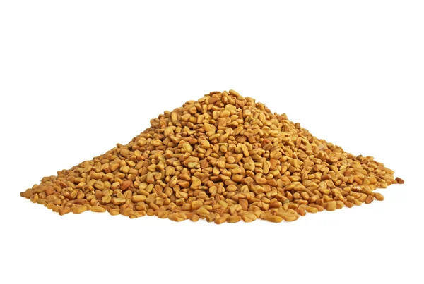 Fenegriek zaden geïsoleerd op witte achtergrond — Stockfoto