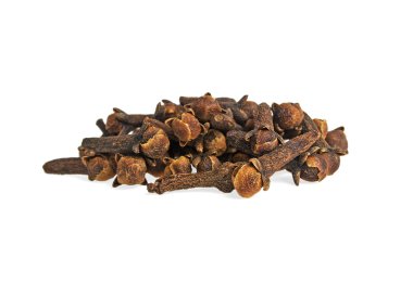 Kuru karanfil, beyaz zemin üzerine izole yığını