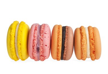 Beyaz arka plan üzerinde izole renkli acıbadem kurabiyesi