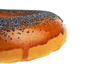 Beyaz arka planda izole edilmiş haşhaş tohumlu simit