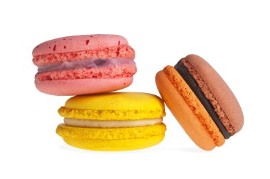 Beyaz arka plan üzerinde izole renkli acıbadem kurabiyesi