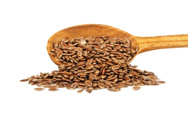 Tahta kaşıkla beyaz arka plan üzerinde izole keten tohumu