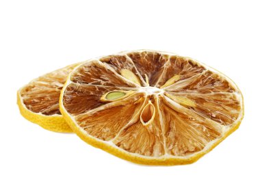 Beyaz arka plan üzerinde izole kurutulmuş limon dilimleri
