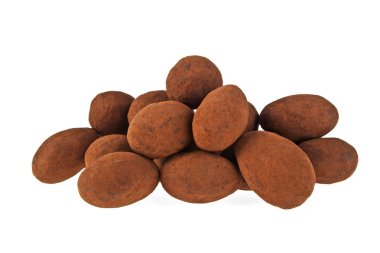 Beyaz arkaplanda izole edilmiş çikolatalı trüf