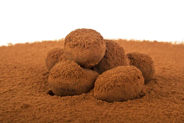 Tartufo di cioccolato isolato su sfondo bianco — Foto Stock