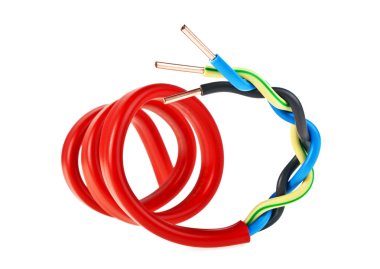 beyaz zemin üzerinde bir elektrik kablosu closeup