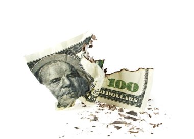 Beyaz arka plan üzerinde buruşuk yüz dolarlık banknot