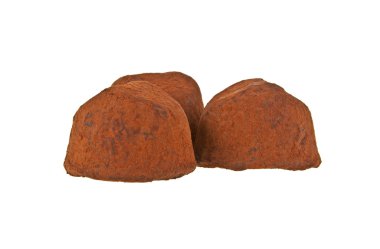 Beyaz arkaplanda izole edilmiş çikolatalı trüf