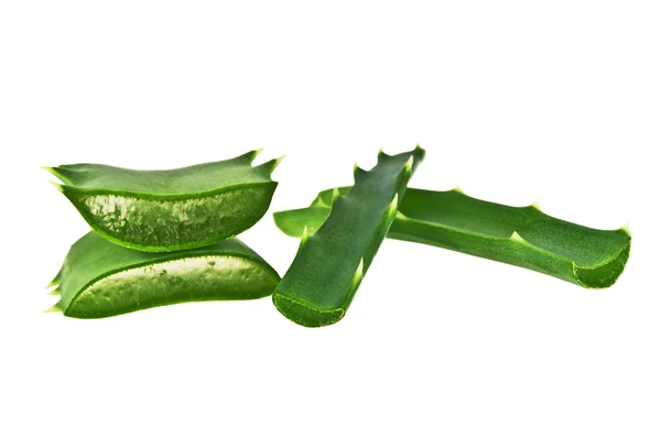 Hoja de aloe vera con rodajas aisladas sobre fondo blanco — Foto de Stock